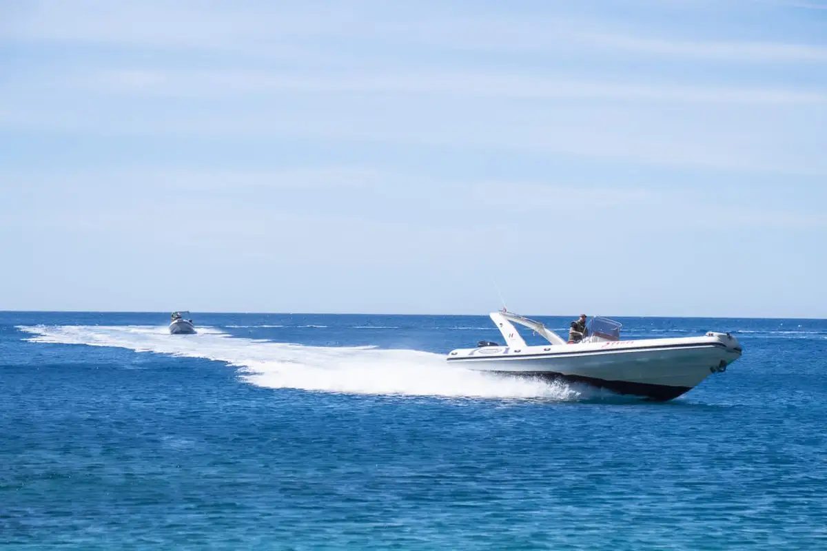 Tour en lancha rápida navegando hacia la península de Karaburun durante un paseo en barco desde Vlore, Albania.