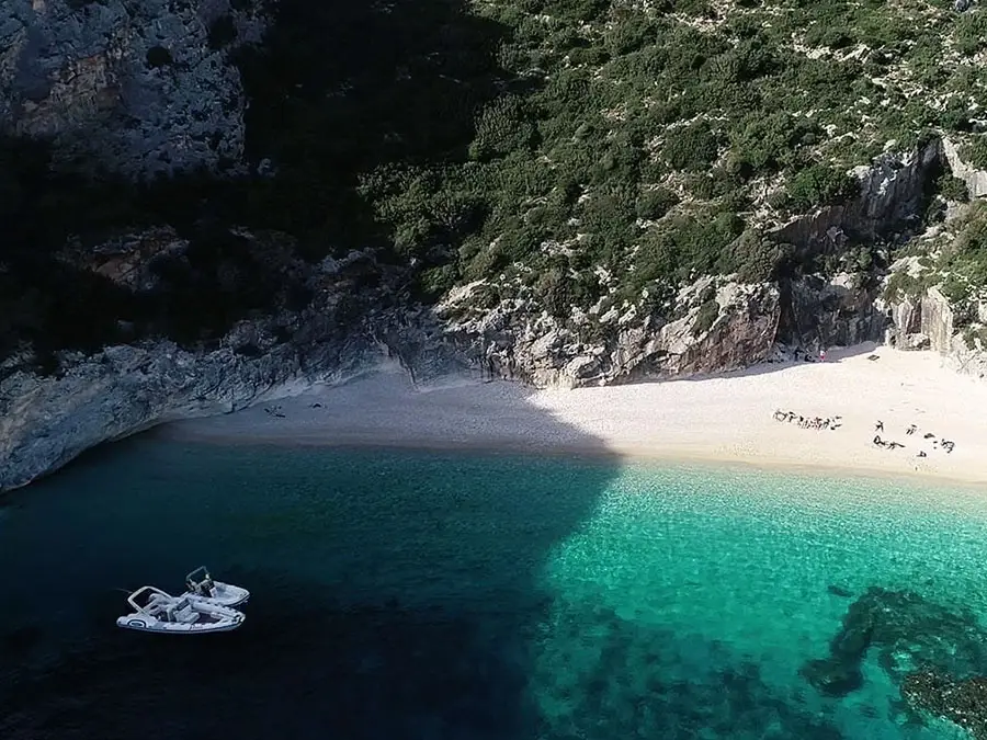Agua turquesa en la bahía de Grama en la península de Karaburun