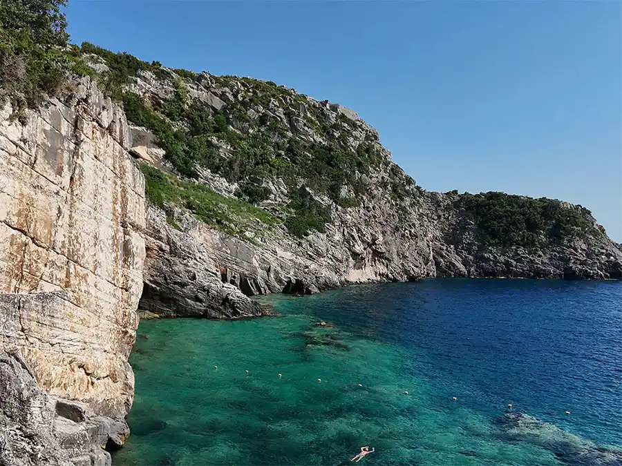 Costa salvaje de la península de Karaburun cerca de Vlora, Albania