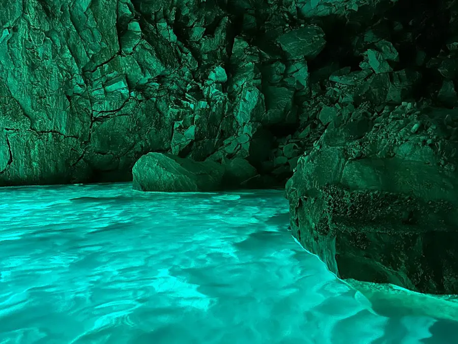 Personas nadando dentro de la Cueva Azul cerca de Vlore, Albania