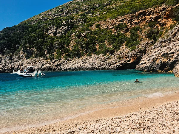 Agua cristalina en la bahía de Dafina cerca de Vlora