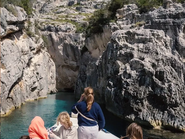 Visitantes disfrutando del Cañón de los Contrabandistas cerca de Vlora