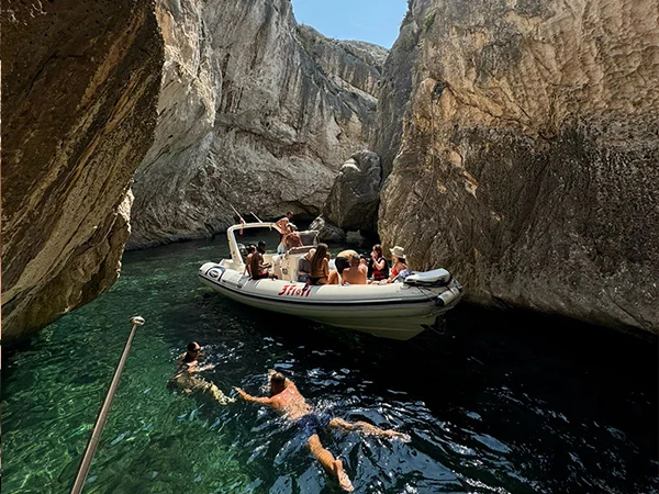 Barco dentro del Cañón de los Contrabandistas en la costa de Karaburun
