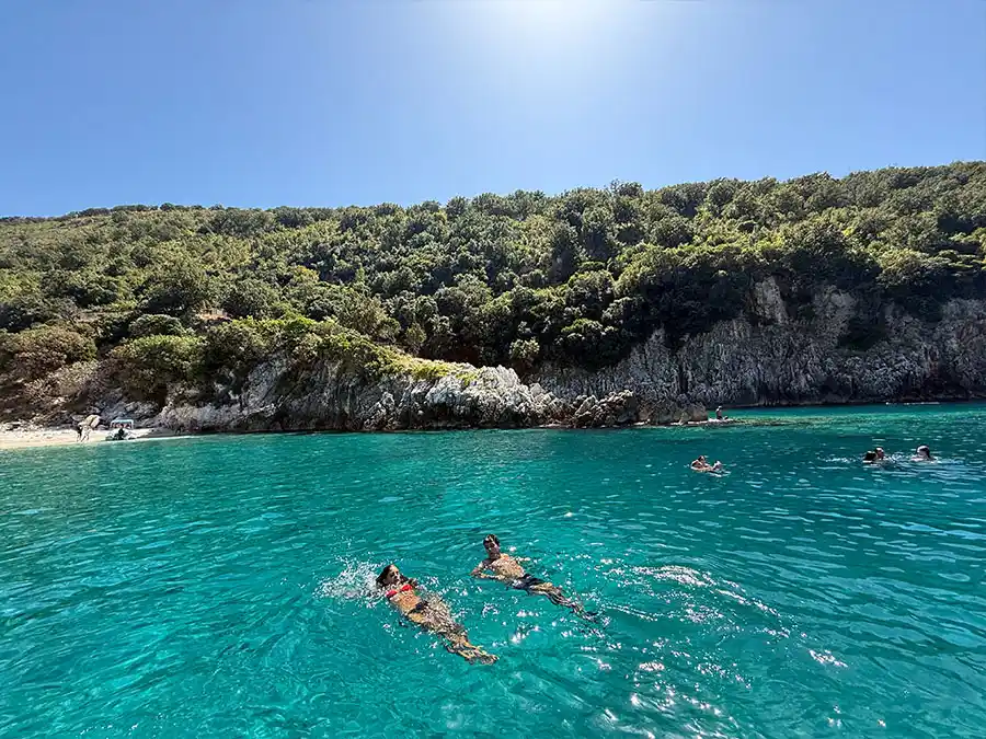 Agua turquesa de la bahía de Bristan (Bahía del Oso) cerca de Vlora