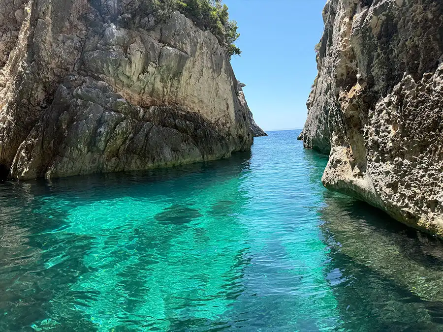 Espectaculares formaciones rocosas del Cañón de los Contrabandistas en Karaburun