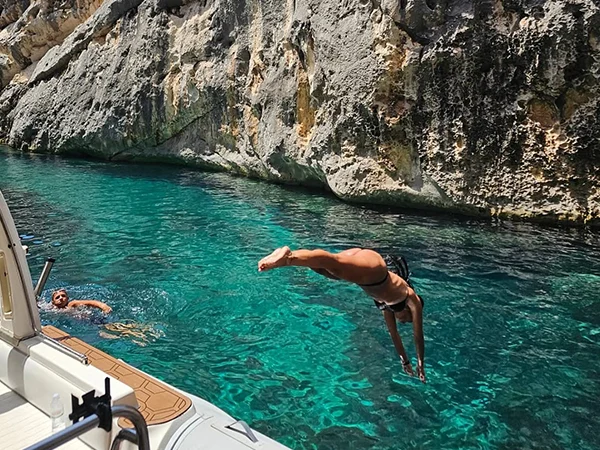 Paredes rocosas tipo cañón y agua clara en el Cañón de los Contrabandistas