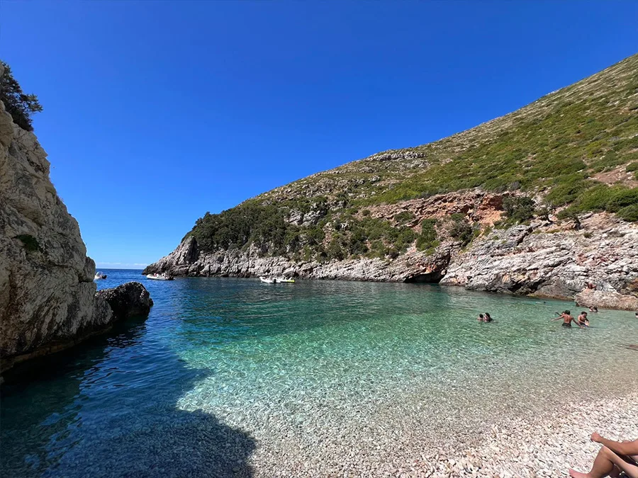 Aguas cristalinas en la bahía de Dafina, en la península de Karaburun