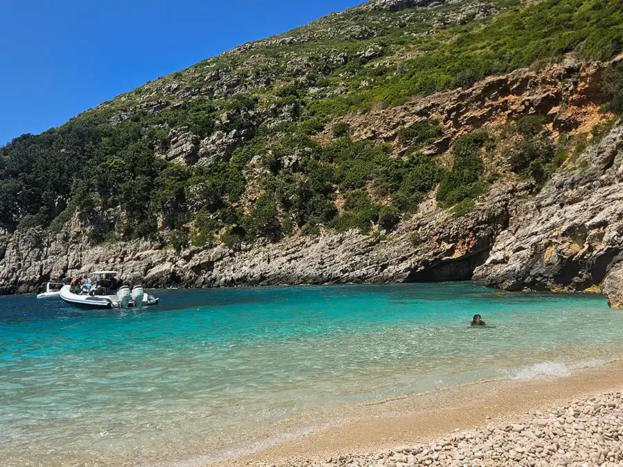 Agua turquesa y cristalina de la bahía de Dafina cerca de Vlora