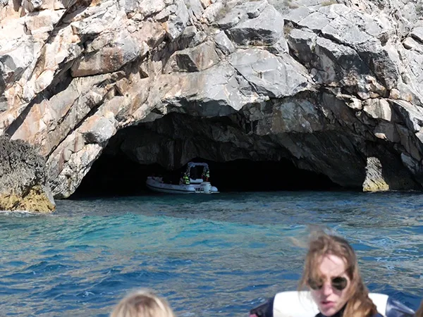 Cueva de Dafina vista desde el barco a lo largo de la costa de Karaburun