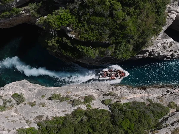 Paredes de roca y agua turquesa dentro del Cañón de los Contrabandistas
