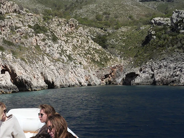 Visitantes nadando dentro de la Bahía del Inglés cerca de Vlore