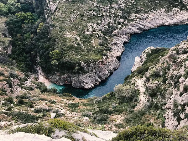 Estrecho paso rocoso que conduce a la Bahía del Inglés en la península de Karaburun