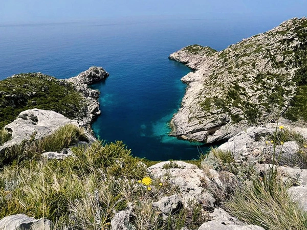 Vista desde arriba del estrecho paso de la Bahía del Inglés en Vlore, Albania