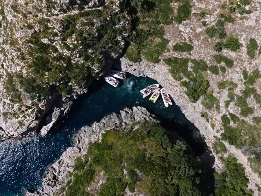 Estrecho pasaje rocoso de la Bahía del Inglés en la península de Karaburun