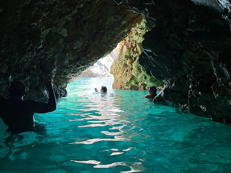 Entrada de la Cueva Azul cerca de Vlore en la península de Karaburun
