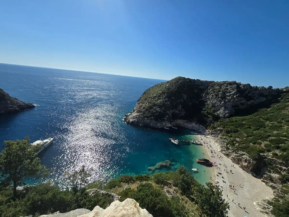 Vista aérea de la bahía de Grama en Albania