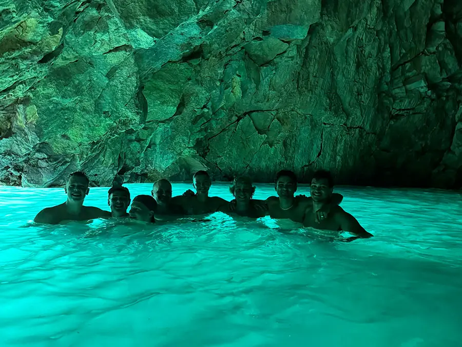 Visitantes nadando dentro de la Cueva Azul en la península de Karaburun, cerca de Vlore