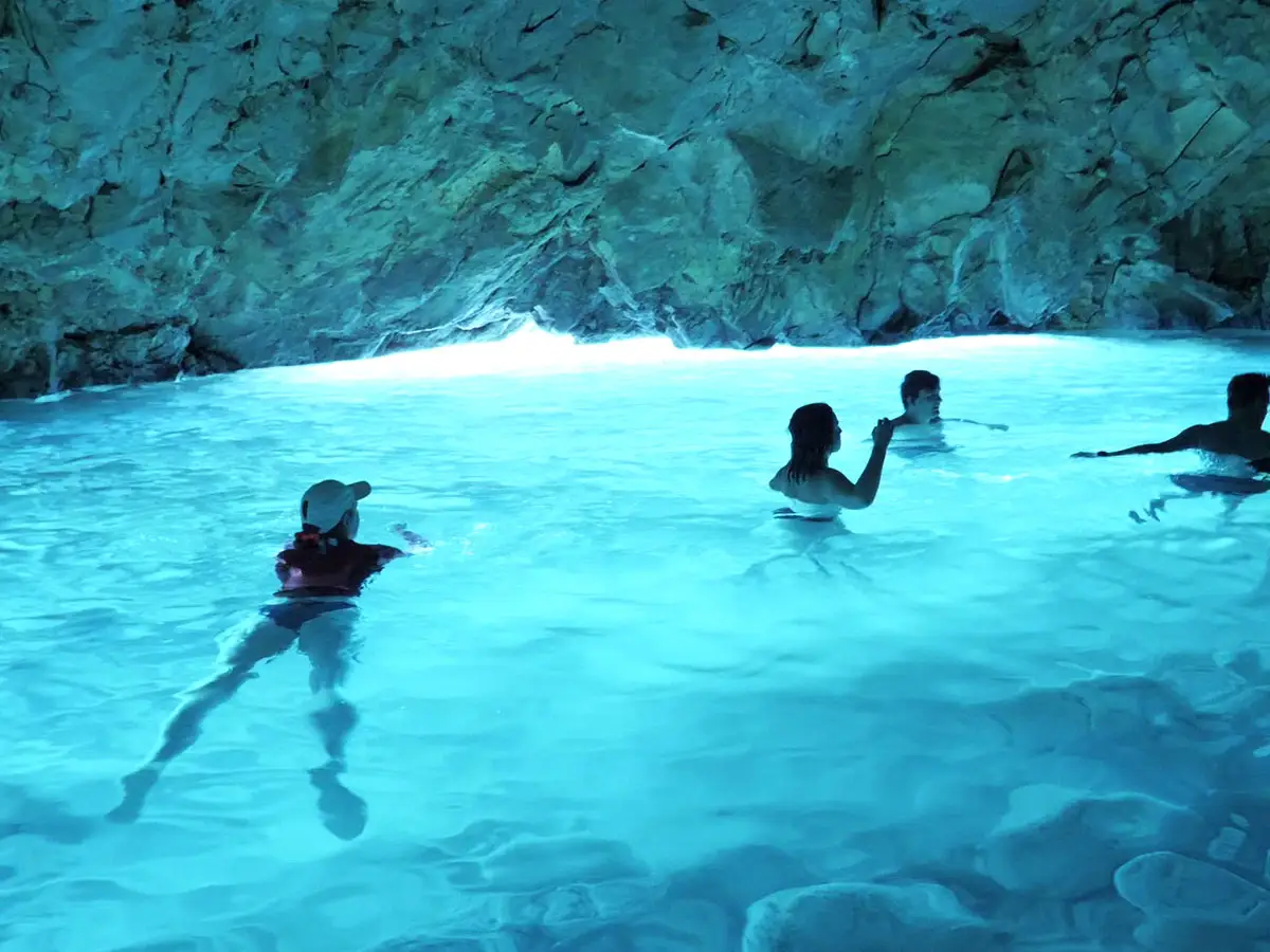 Cueva Azul escondida cerca de Vlora, con agua turquesa brillante