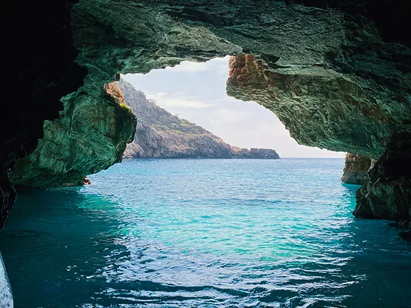 Entrada de la cueva de Dafina en la península de Karaburun cerca de Vlora