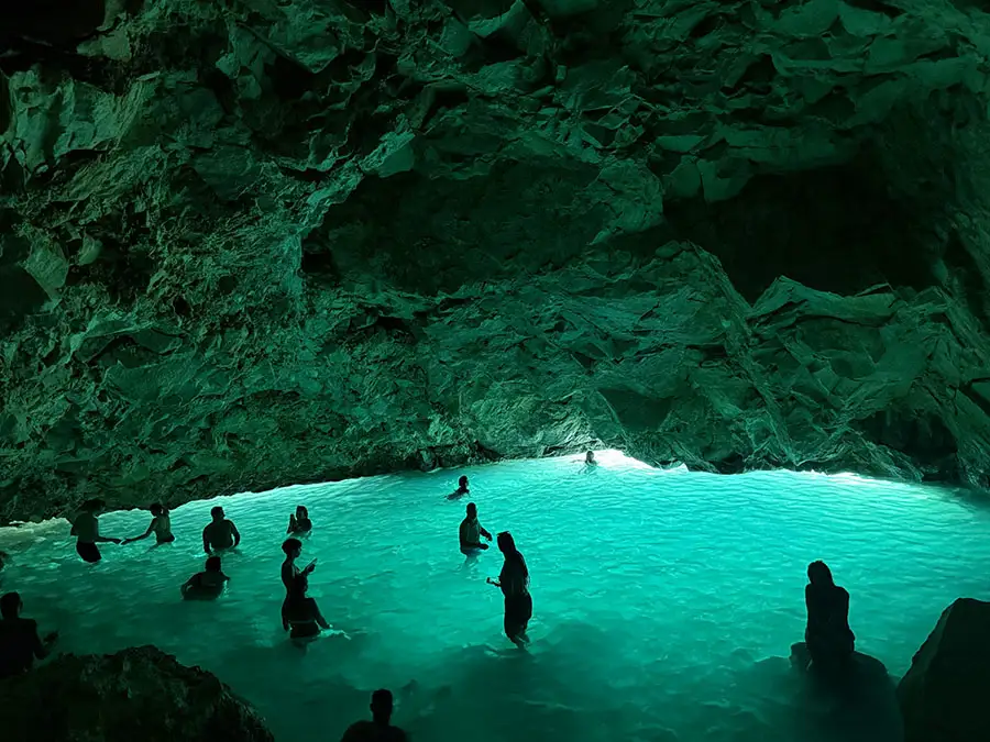 Personas nadando dentro de la Cueva Azul cerca de Vlore, Albania