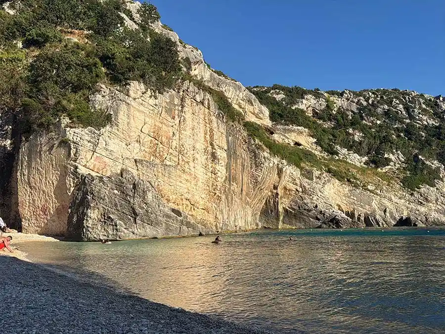 Formación rocosa y agua turquesa en la bahía de Grama