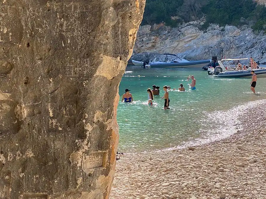 Inscripciones históricas en la roca de la bahía de Grama en Albania