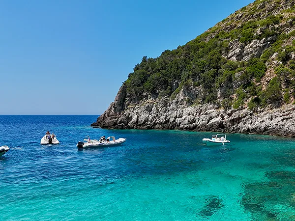 Agua turquesa clara y acantilados en la bahía de Dafina, en la península de Karaburun