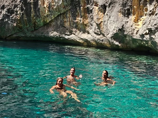 Visitantes nadando dentro del Cañón de los Contrabandistas cerca de Vlore