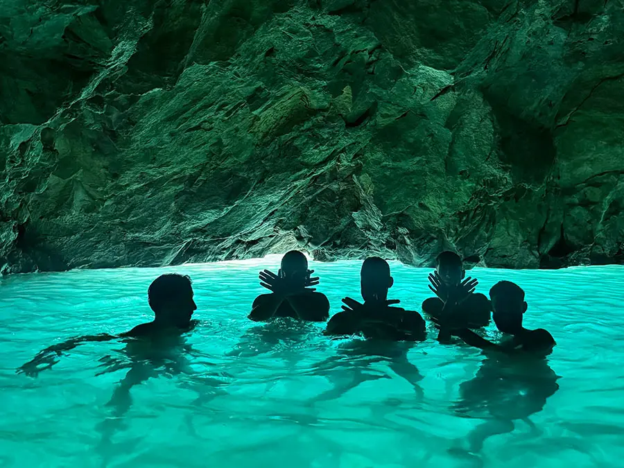 Aguas azules de la Cueva Azul en Vlora