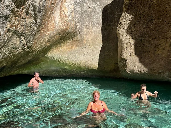 Agua turquesa dentro del Cañón de los Contrabandistas en la península de Karaburun