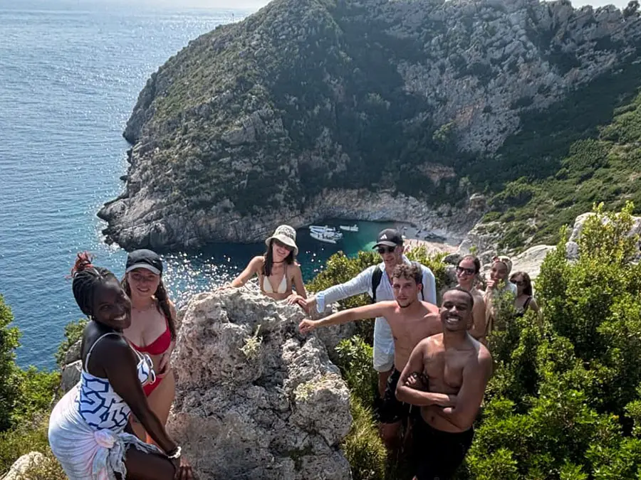 Vista aérea de la bahía de Grama en Albania