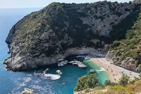 Cueva Azul y la Bahía de Grama vistas desde arriba