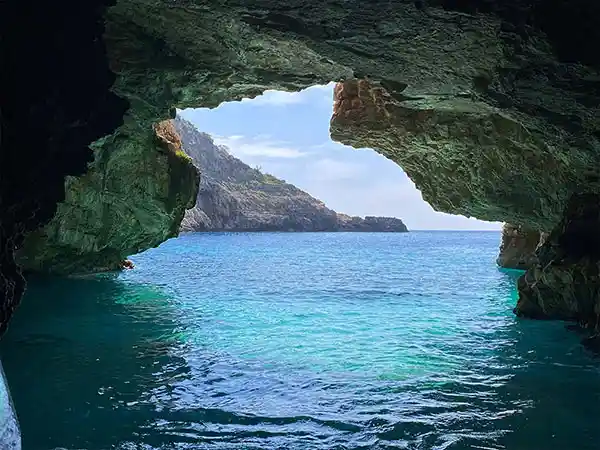 Aguas turquesas y entrada rocosa de la cueva en la bahía de Dafina, cerca de la península de Karaburun