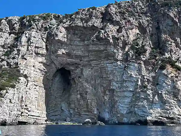 Formación rocosa y entrada de cueva marina cerca de Grama Bay, a lo largo de la península de Karaburun, en Vlora
