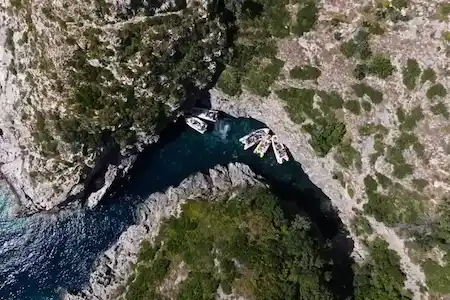 Aguas turquesas y transparentes en la Bahía del Inglés, una cala protegida en la península de Karaburun durante el tour en barco a la Bahía de Grama.