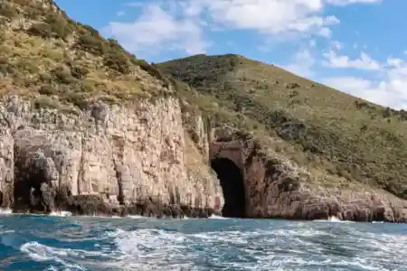 Vista frontal de la cueva de Haxhi Ali durante un tour en lancha rápida a la Bahía de Grama y Cueva Azul