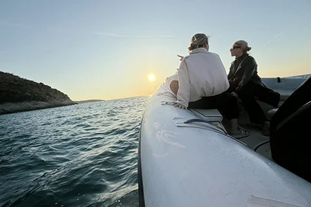 Vista de la costa de Vlora durante el regreso de un tour en lancha rápida